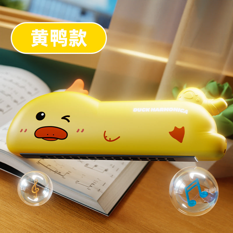Children can play the large melodica, a beginner musical instrument for toddlers aged 3 and up, suitable for early childhood music education and training.